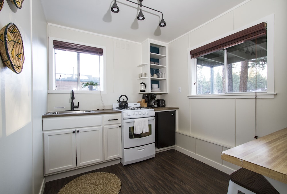 Studio Suite, 1 Queen Bed, Kitchen photo 2