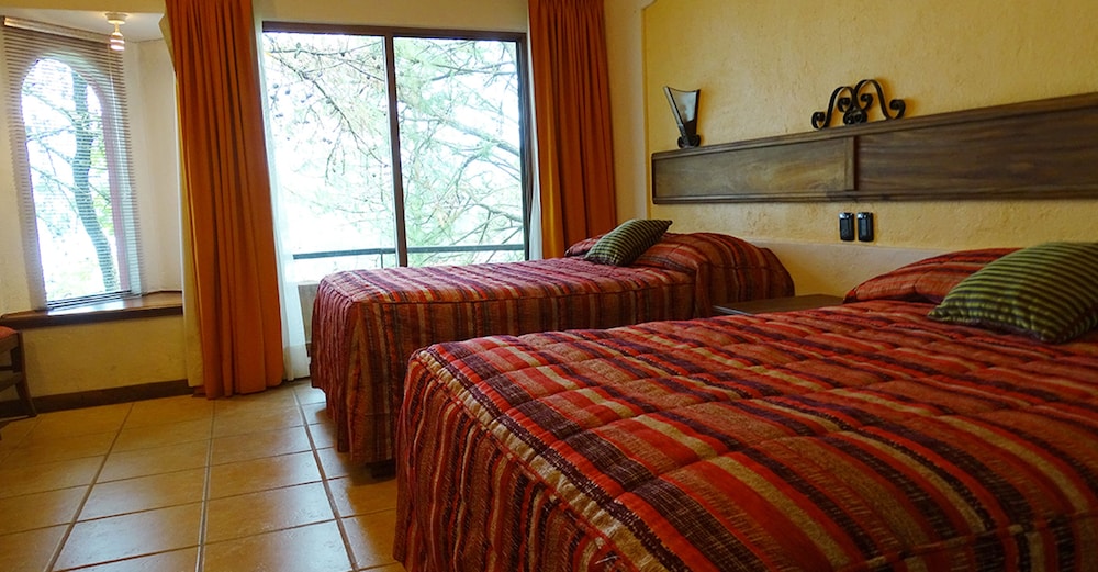 Basic Room, 2 Queen Beds, Non Smoking photo 1