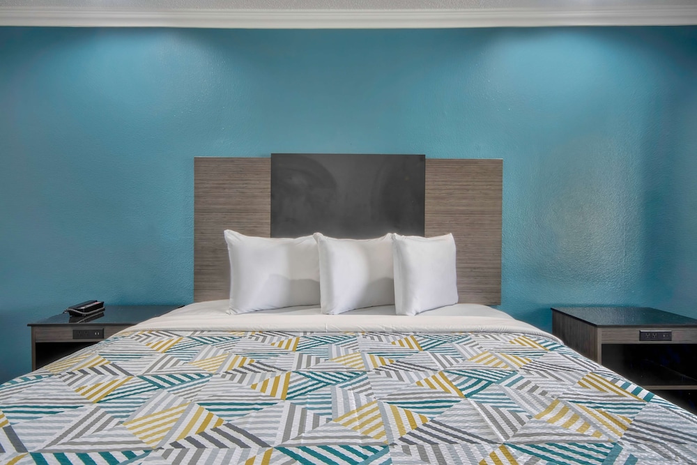 Standard Suite, 1 King Bed, Accessible, Non Smoking photo 2
