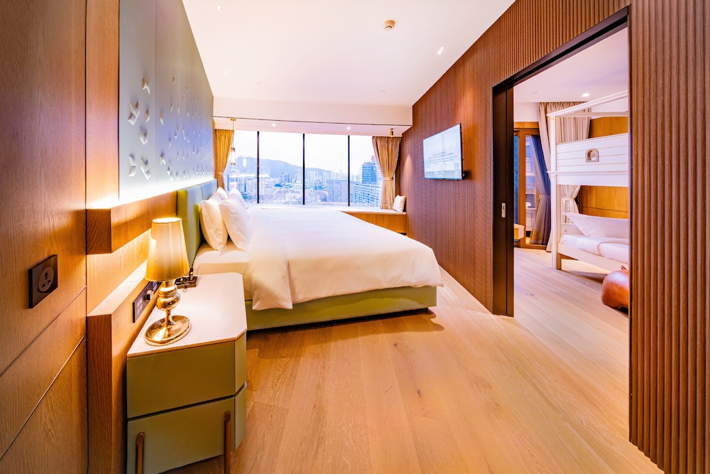 Family (Treasure Island) Lake View Suite