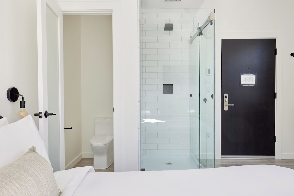 Superior Room, 1 Queen Bed photo 2