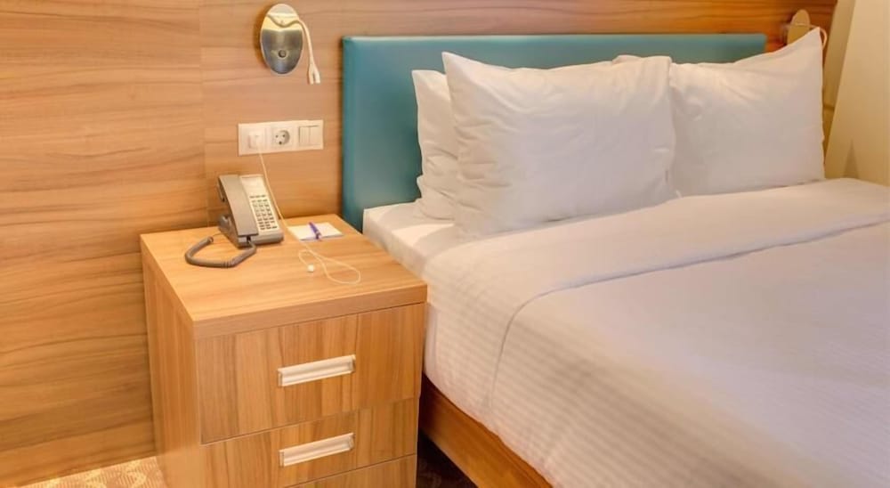 Room, 1 Queen Bed with Sofa bed photo 2
