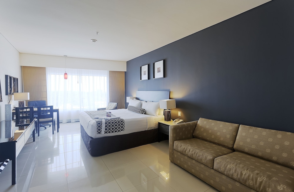 Junior Suite, 1 King Bed (Crowne) - Photo 3