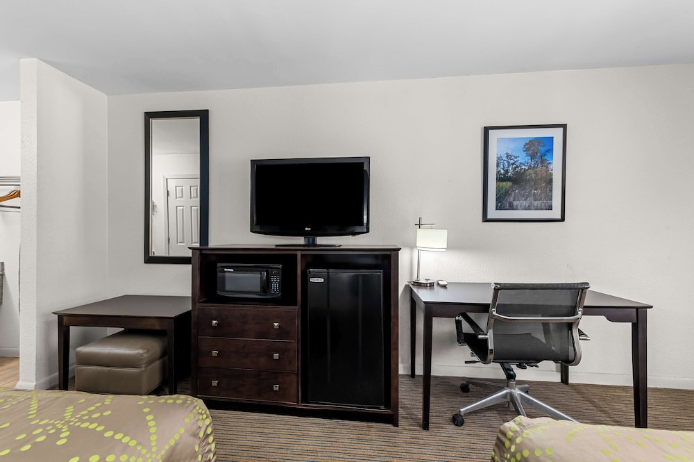 Standard Room, 2 Queen Beds, Non Smoking, Refrigerator & Microwave photo 3