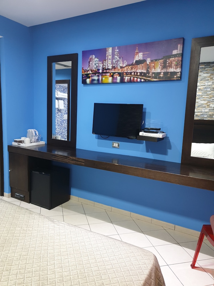 Basic Double Room, 1 King Bed, Ensuite - Photo 10