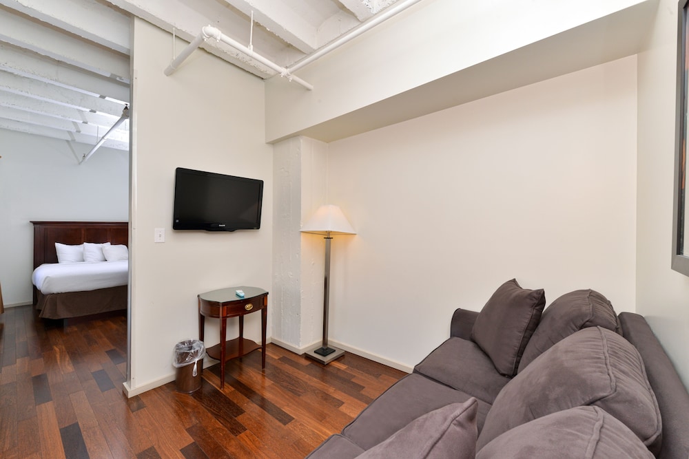 Classic Studio, 1 King Bed, Jetted Tub - Photo 3