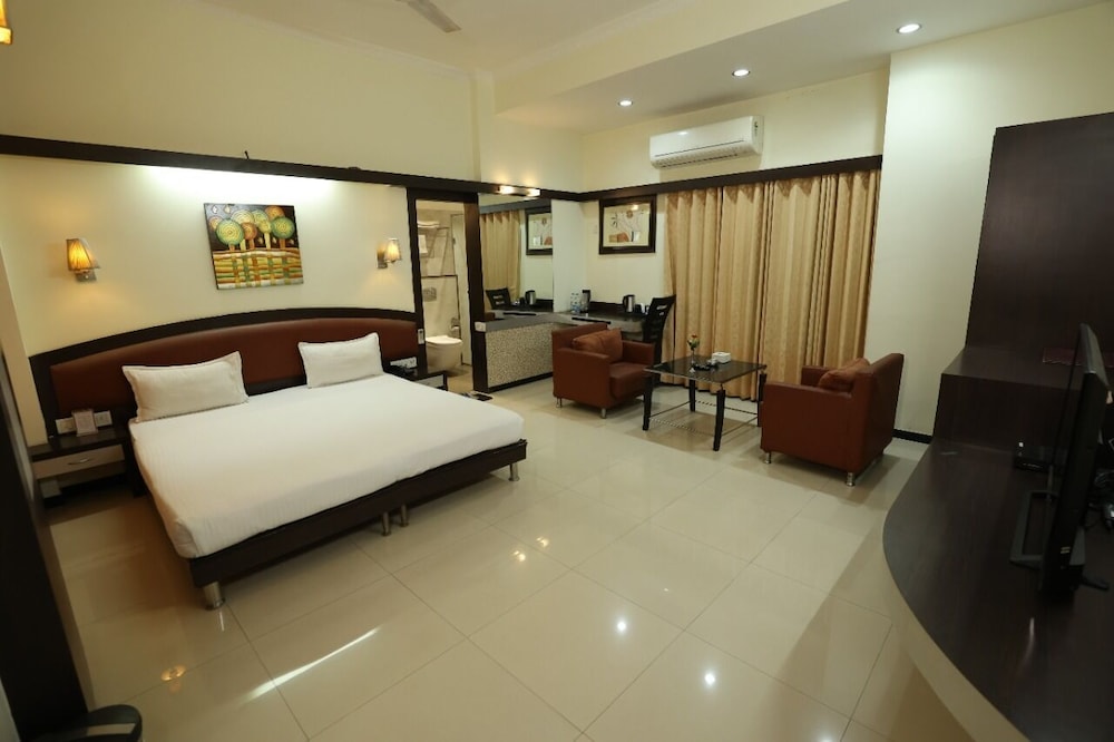 Deluxe Room, 1 King Bed, Smoking, City View