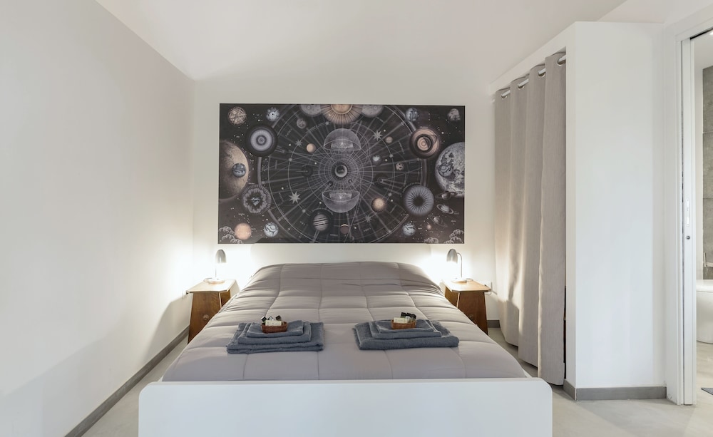 Deluxe Suite, 1 Queen Bed with Sofa bed, Garden View