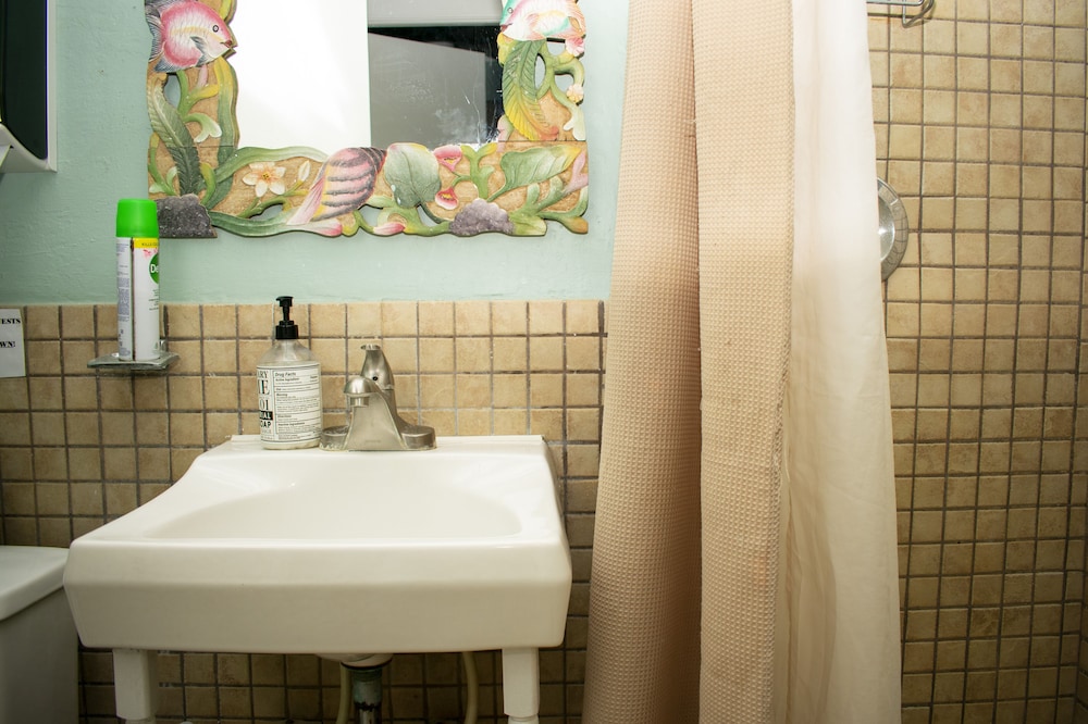 Single/Economy 1 Twin Bed (shared bath) photo 3