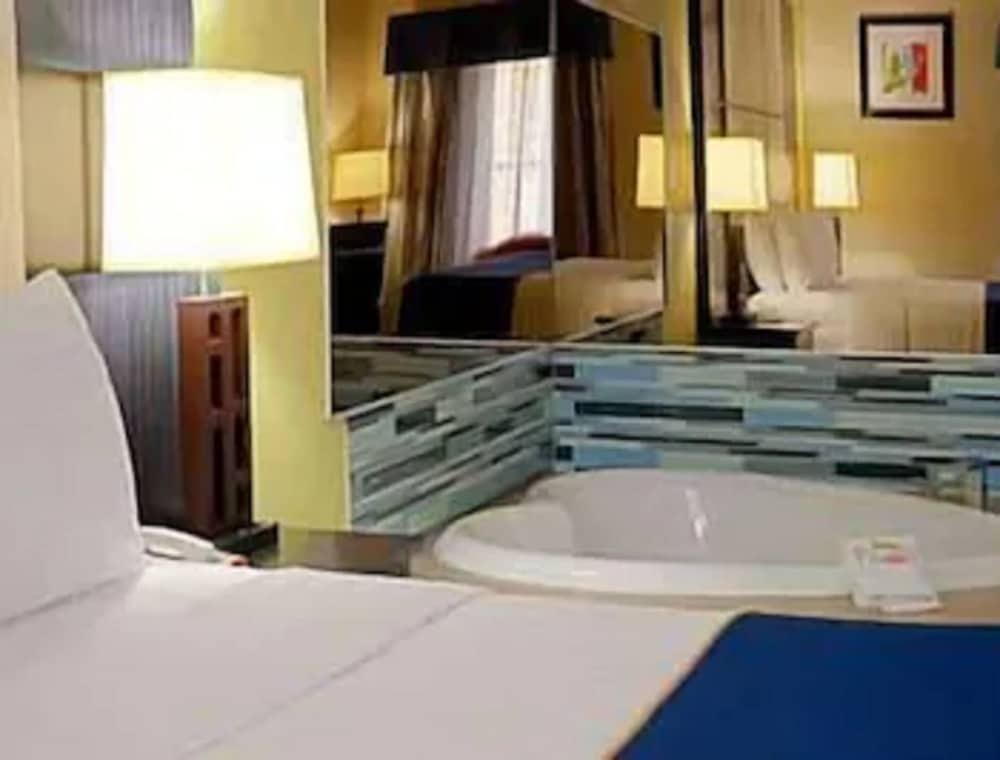 Suite, 1 King Bed, Non Smoking - Photo 1