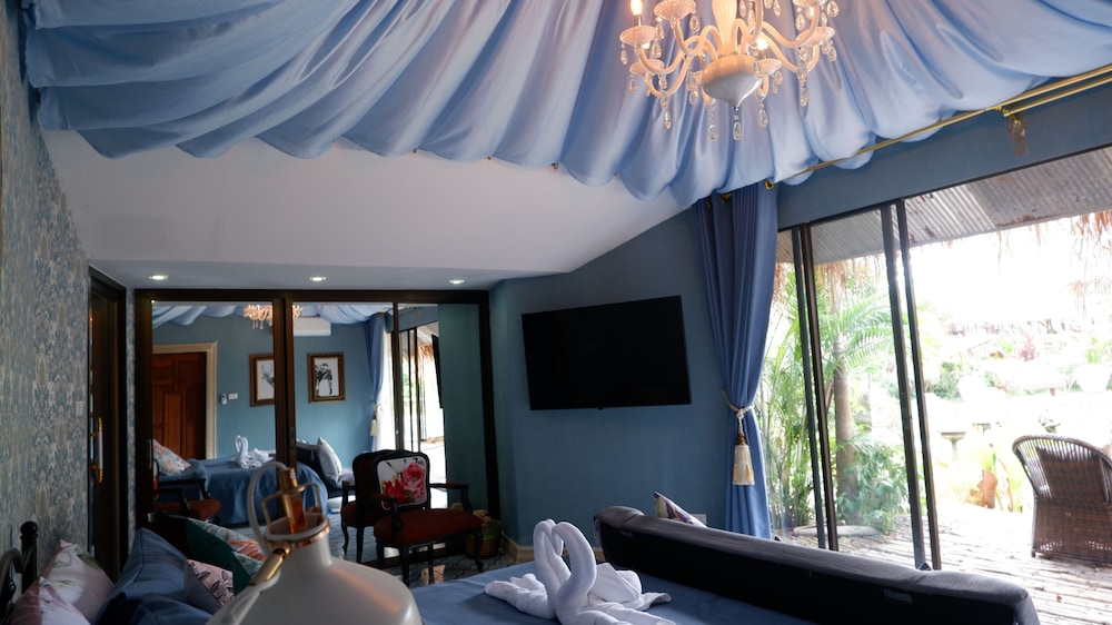 Luxury Suite - Photo 9