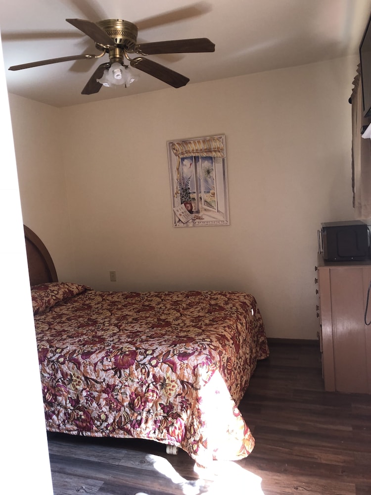 Junior Cabin, 1 Queen Bed, Non Smoking photo 1