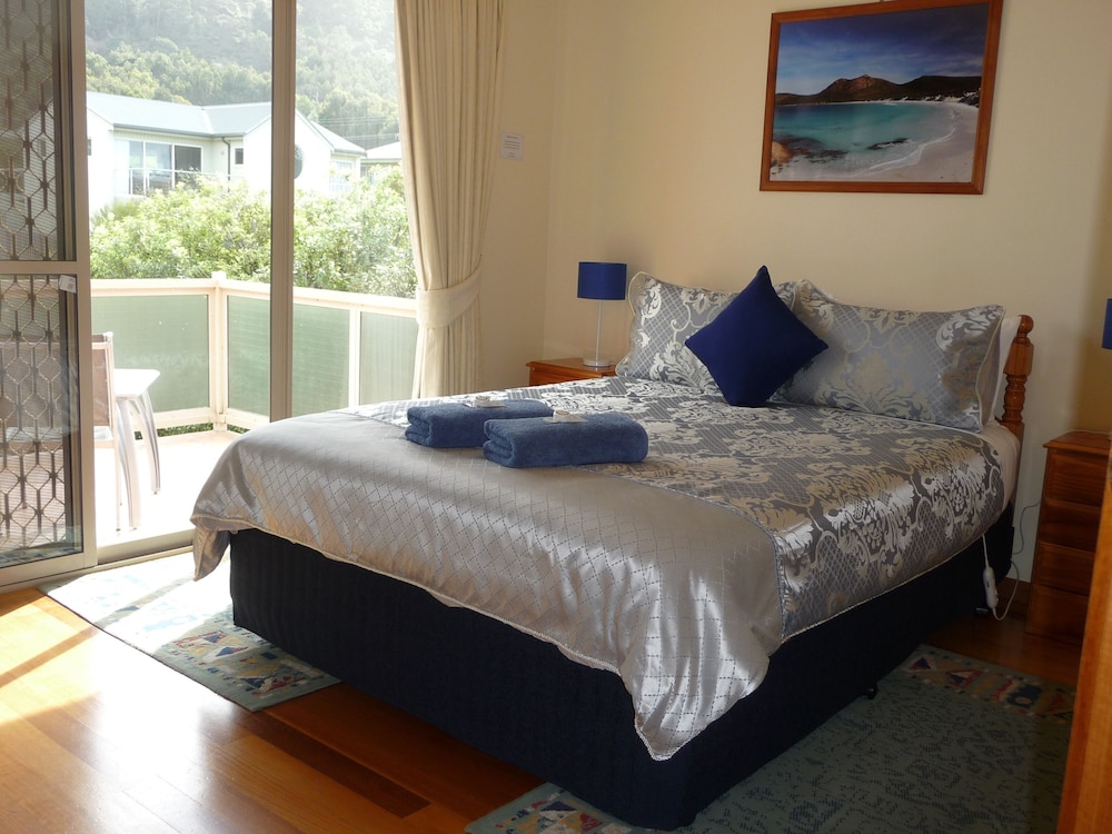 Share Queen Room with One Queen Bed (Non Smoking) photo 2