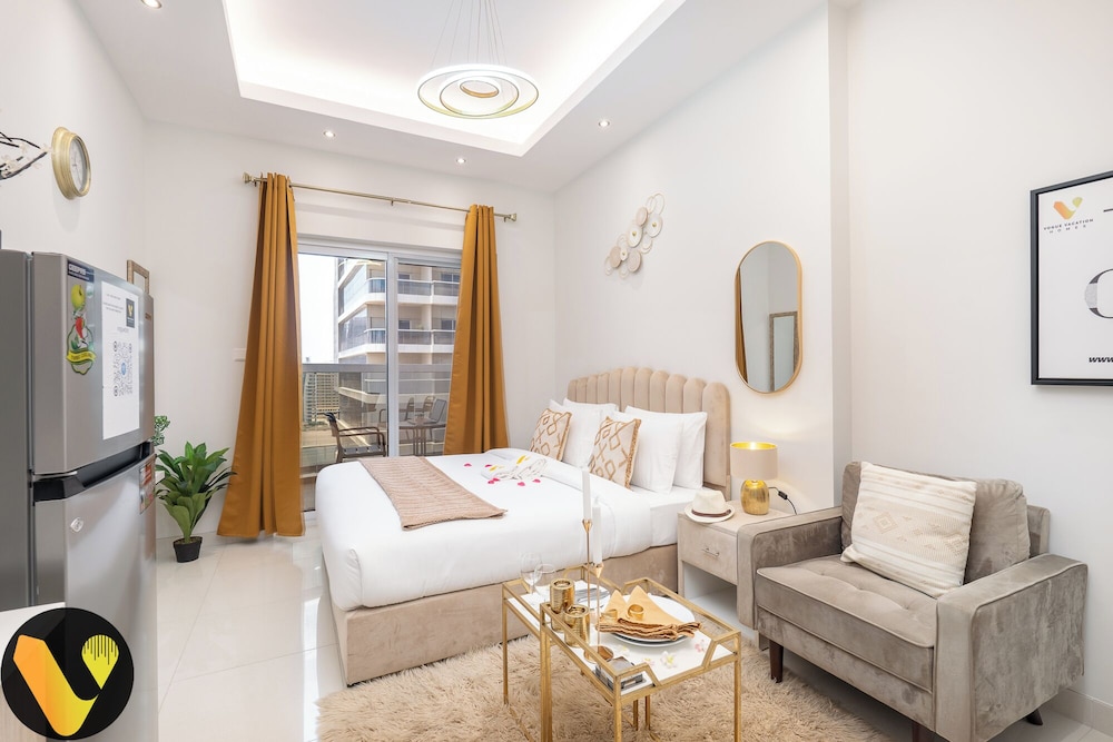 Luxury Studio, Balcony, Lake View photo 2