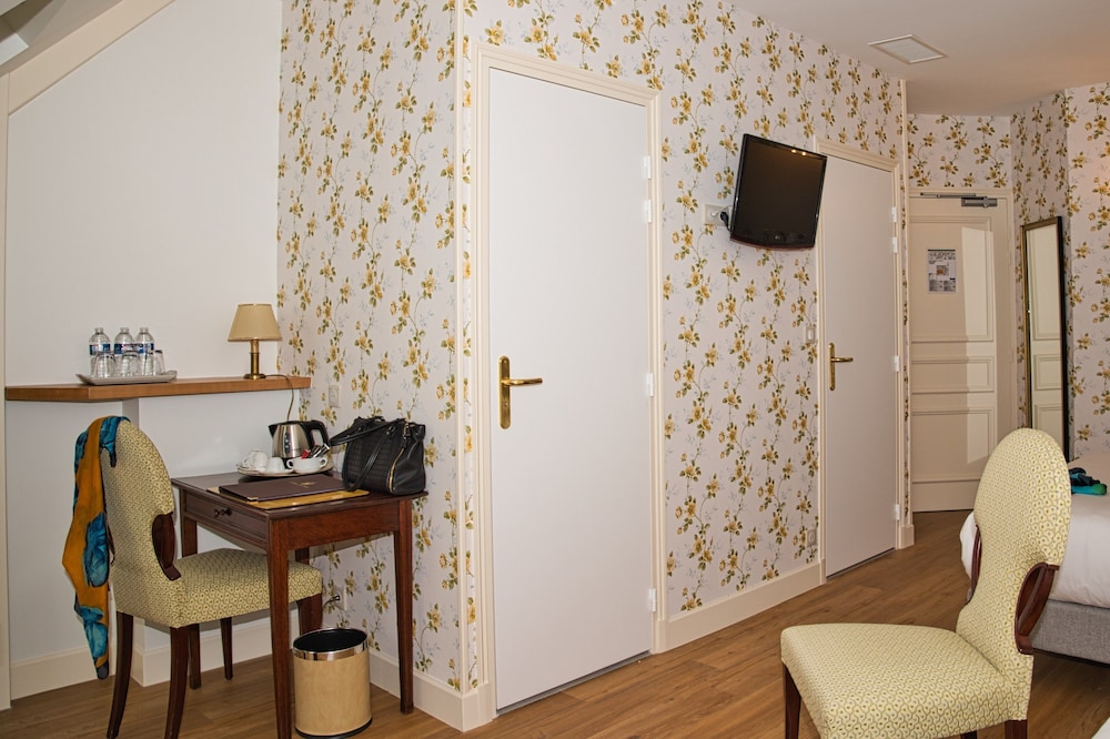 Charming Triple Attic Premium Room - Photo 5