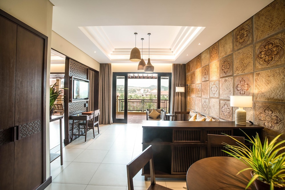 Signature Suite - Photo 6