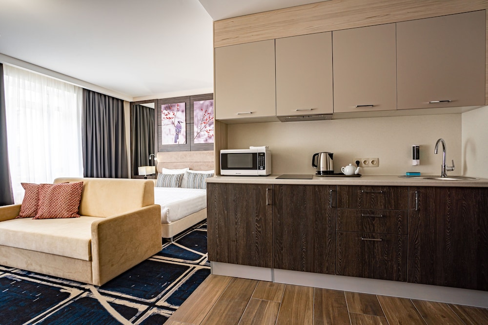 Deluxe Room, 1 King Bed, Non Smoking photo 3