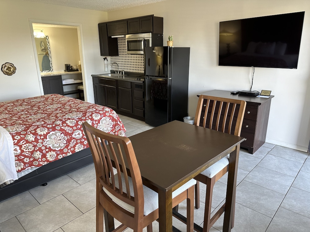 Standard Room, 1 King Bed, Kitchenette photo 2