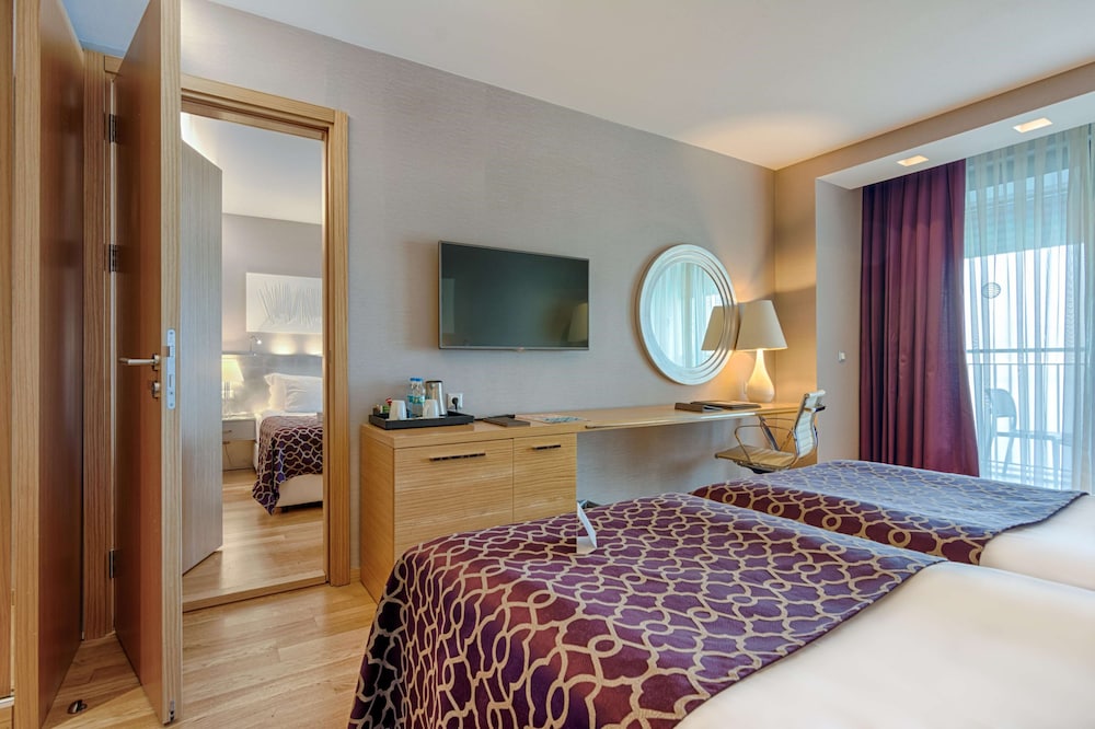 Connection Room with Sea View