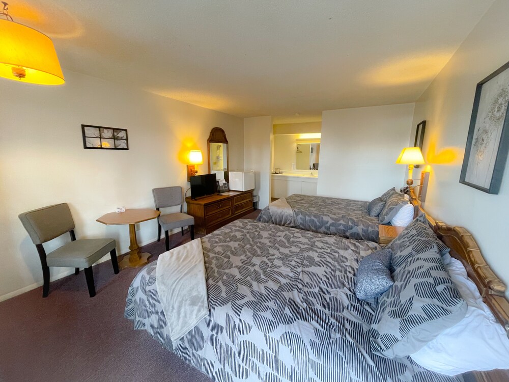 Standard Room, 2 Queen Beds, Non Smoking photo 3