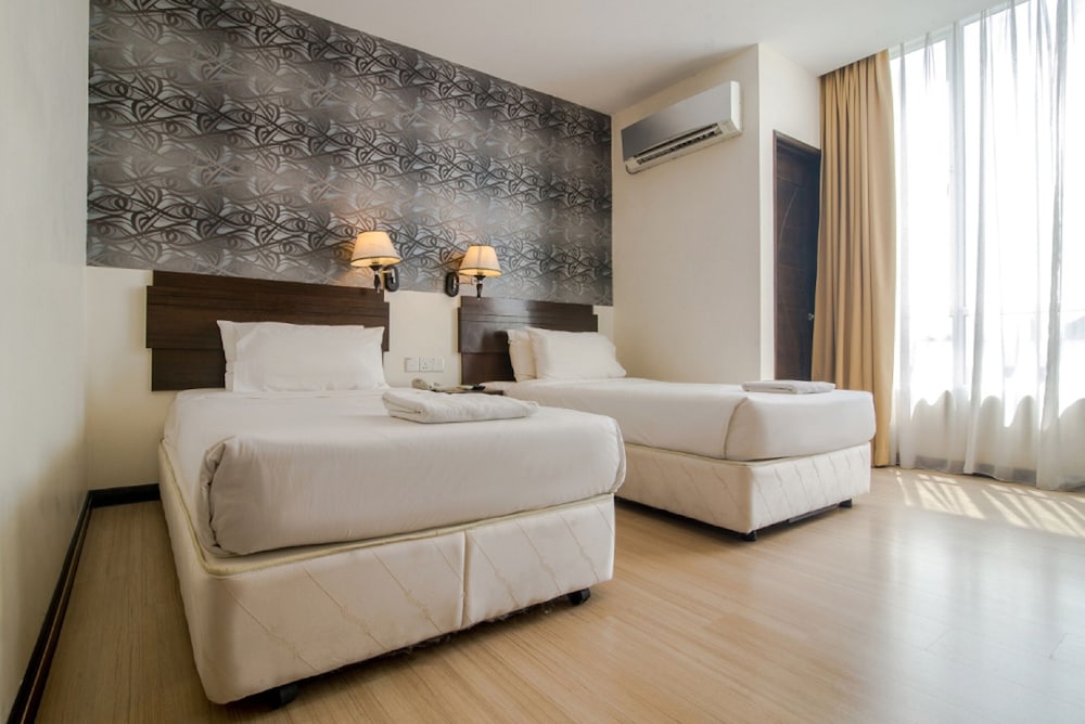 Superior Twin Room, Balcony, City View - Photo 3