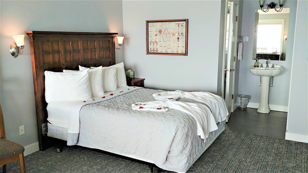 Romantic Suite, 1 Queen Bed, Jetted Tub, Oceanfront (Access via Stairs) photo 1