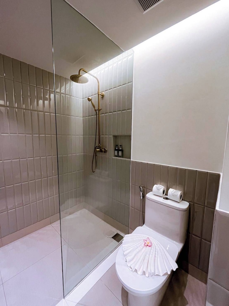 Deluxe Summit Wing Room - Photo 6