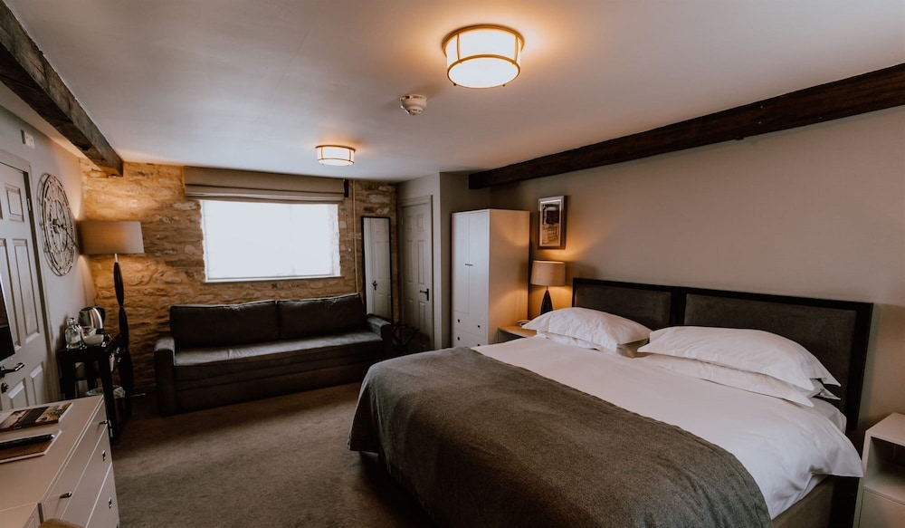 Suite, 1 King Bed with Sofa bed photo 3