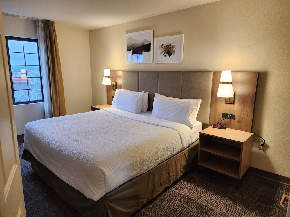 Suite, 1 King Bed - Photo 3