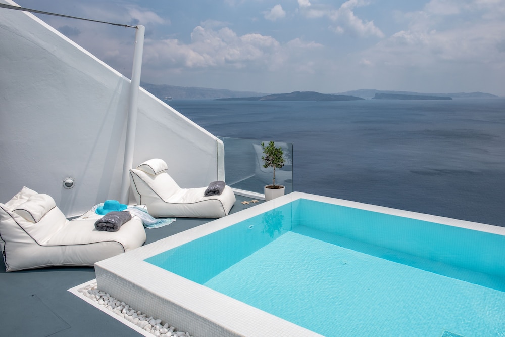 Deluxe Villa with Outdoor Private Heated Pool and Caldera View - Photo 12
