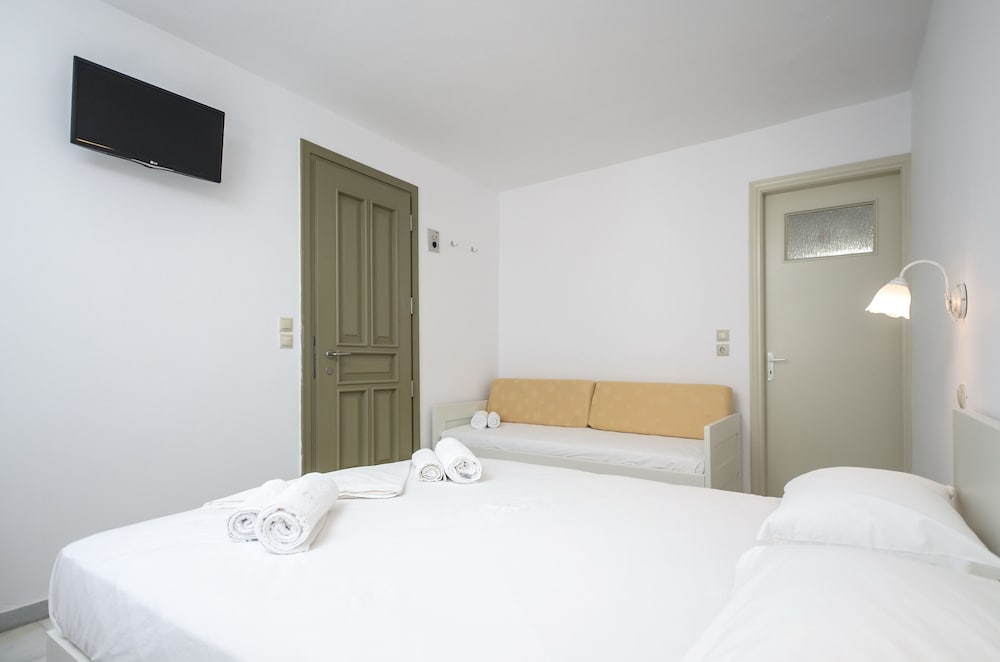 TOP FLOOR DOUBLE ROOM WITH 1 SOFA BED photo 3
