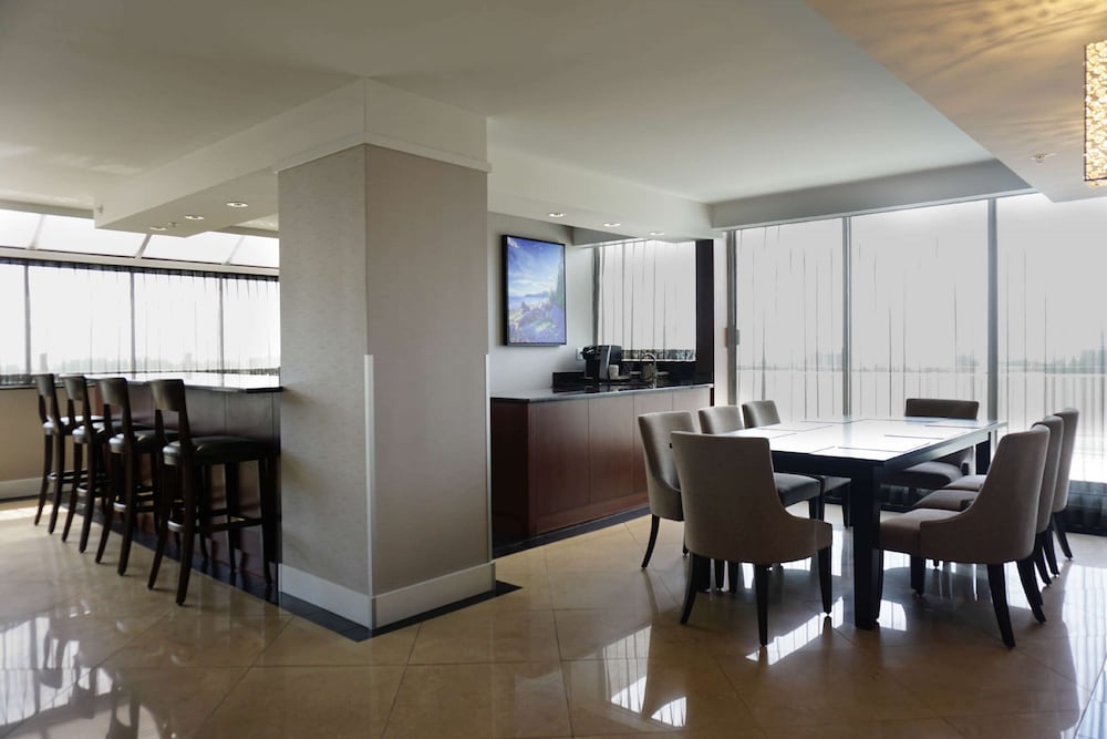 Suite, 1 King Bed, Non Smoking (Penthouse), photo 6
