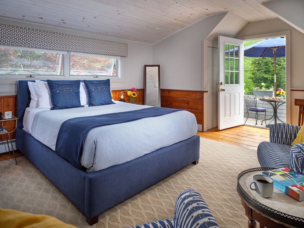 Panoramic Studio 1 Queen Bed Balcony Garden View (Not Pet Friendly) photo 1
