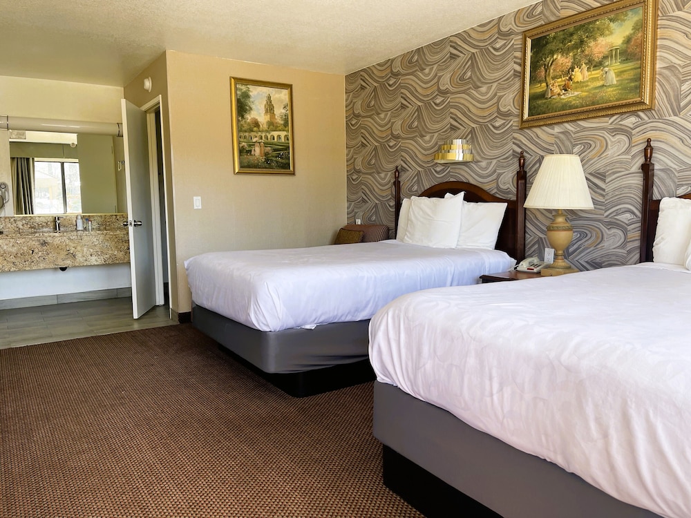 Room, 2 Double Beds, Non Smoking - Photo 4