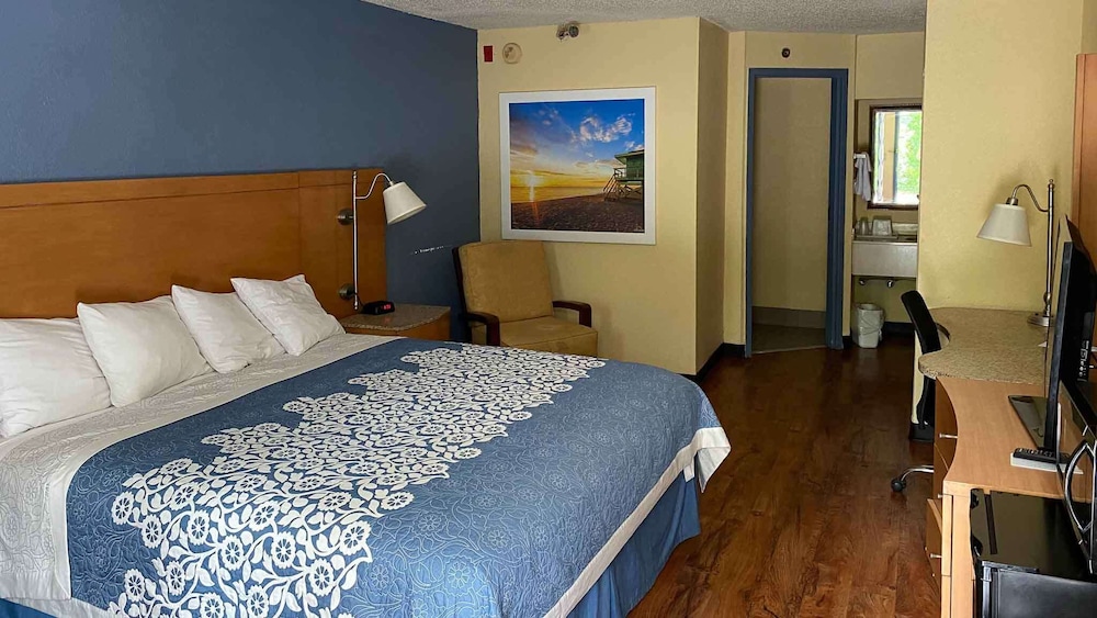 Standard Room, 1 King Bed, Non Smoking - Photo 5