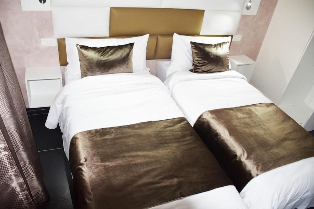 Standard Twin Room - Photo 3
