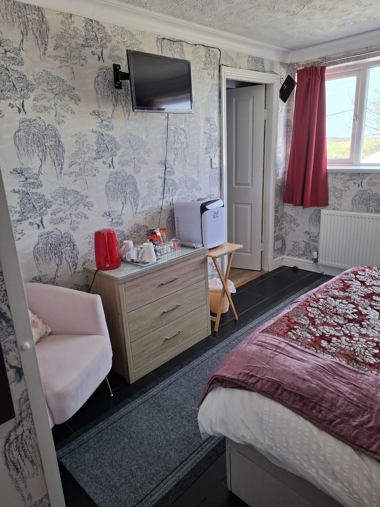 Standard Double Room, Ensuite, Courtyard View (Tysilio - Rose Room ) photo 2