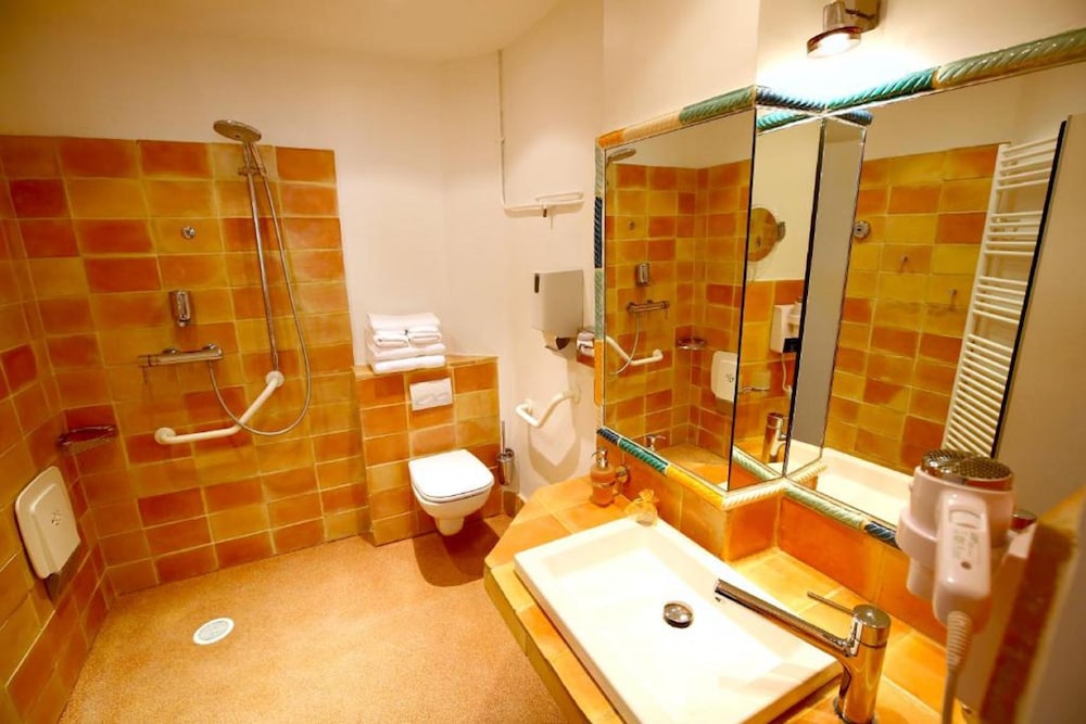 Room, Accessible photo 2