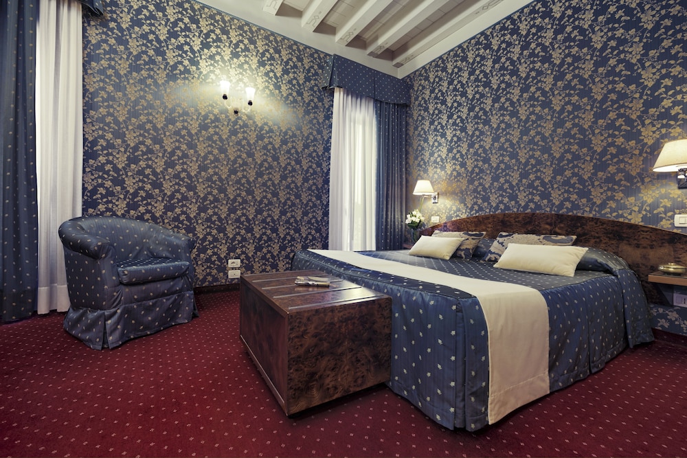 Superior Double or Twin Room photo 2
