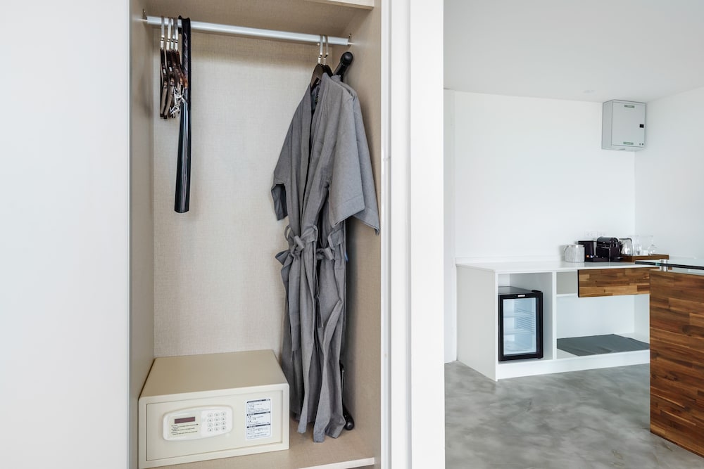 Grand Deluxe Corner Suite - Photo 1