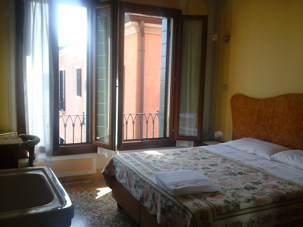 Double Room, Shared Bathroom, Canal View photo 2
