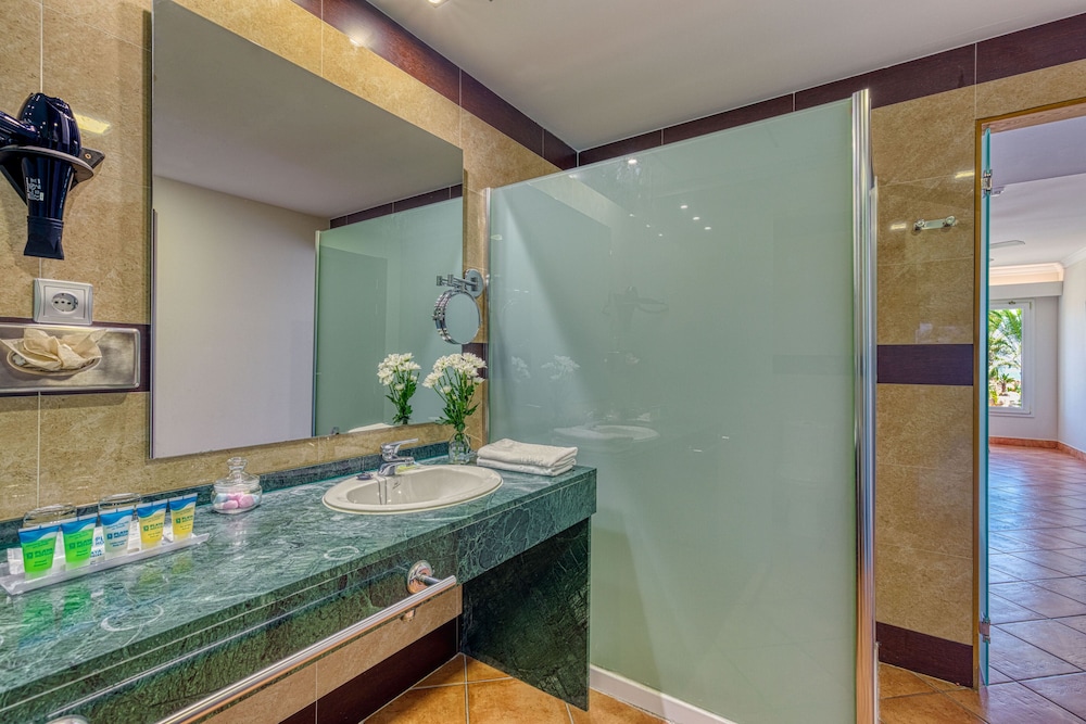 Suite, 1 Bedroom - Photo 15