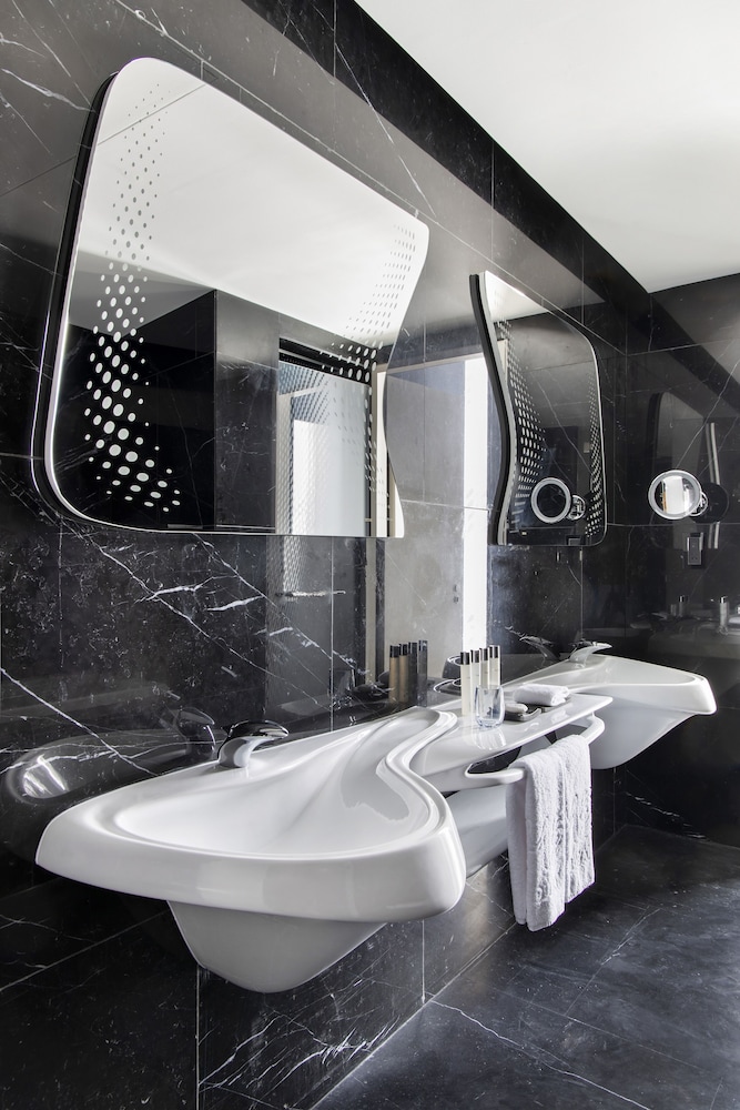 Studio ME + Suite with Burj Khalifa View and Jacuzzi