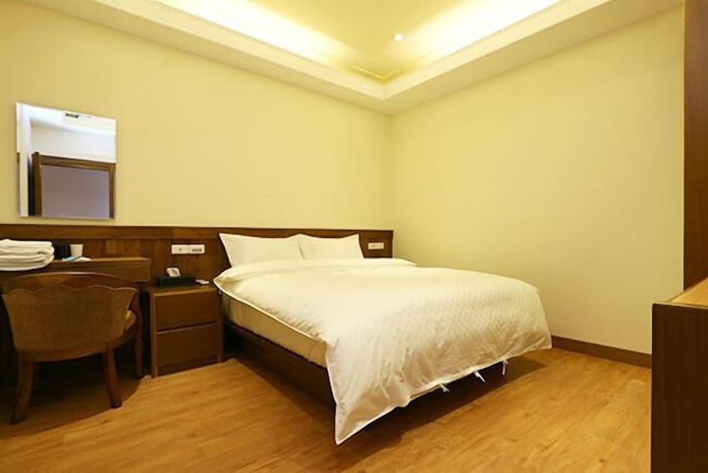 Economy Double Room, No Windows, Shared Bathroom photo 3