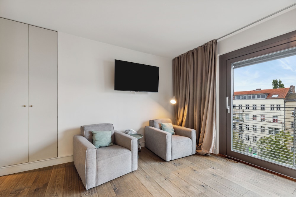 Suite M photo 3