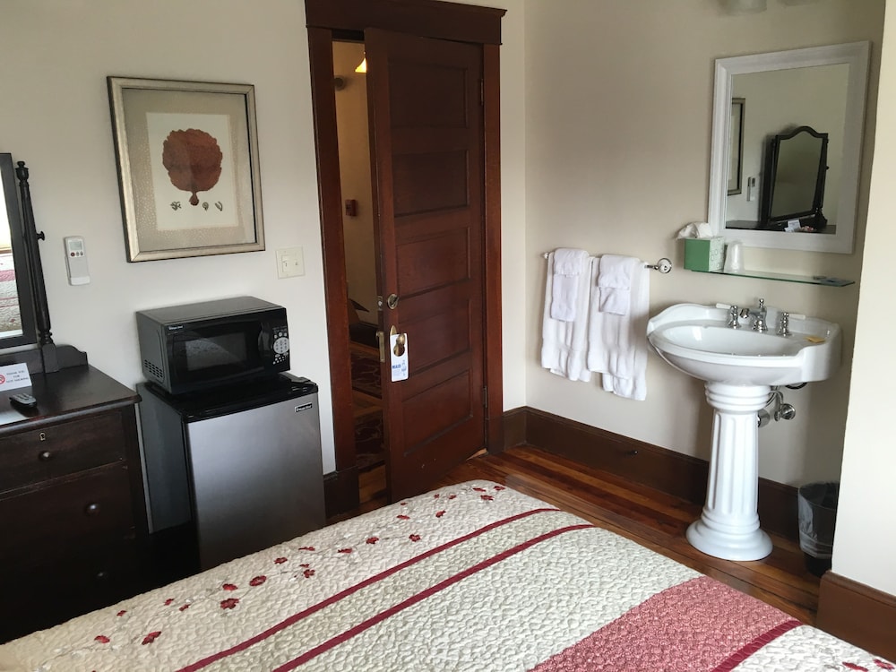 Standard Single Room, 1 Queen Bed, Shared Bathroom photo 3