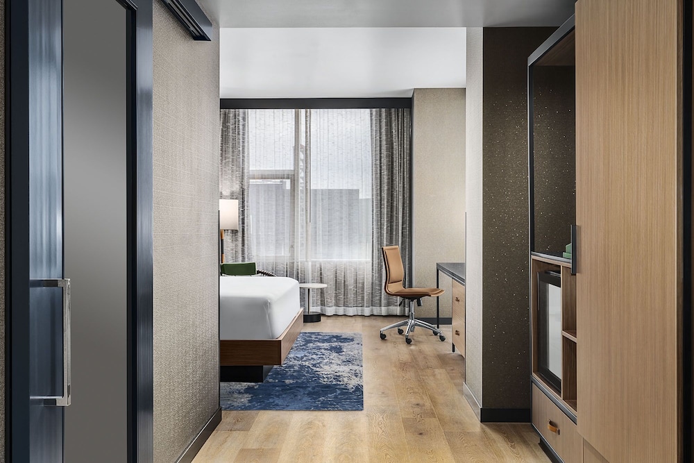 Premium Room, 1 King Bed, Corner (View) - Photo 4
