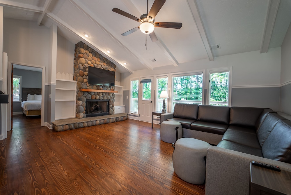 House, 2 Bedrooms (Lake, At Lanier Islands)