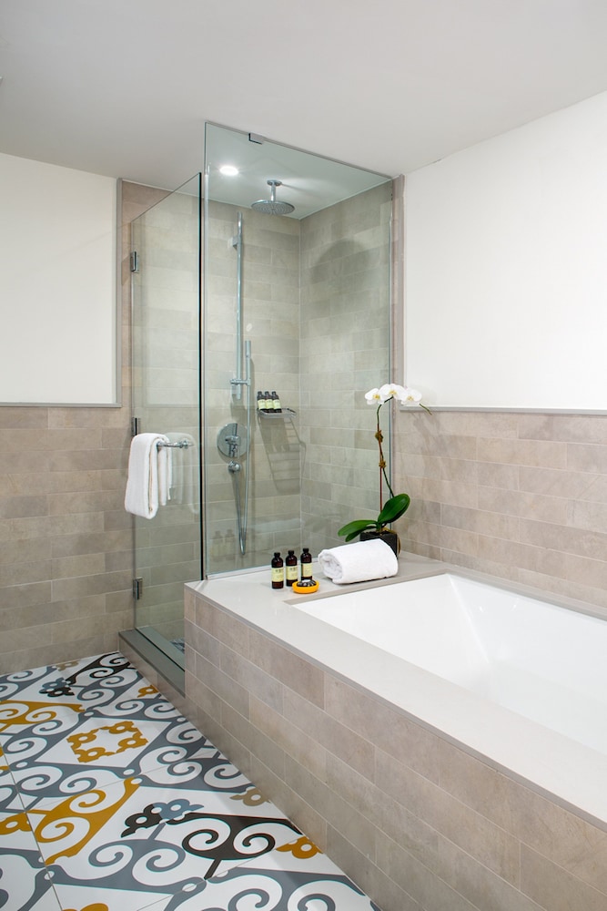 Suite, 1 King Bed, Tower (Freedom Tower View) thumbnail 6
