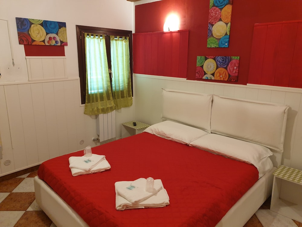 Deluxe Room, 1 Queen Bed, Ensuite photo 3